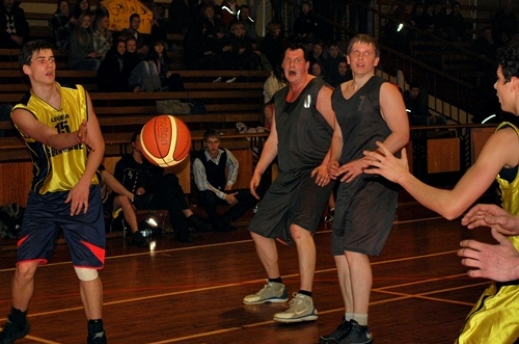 Iecavas basketbola čempionāta finālspēlē trešdien pārliecinoši uzvarēja «Klondaika/Jumis-A», atstājot otrajā vietā pērnā gada čempionus «Ozolu 15».
Iecavas basketbola turnīra noslēguma spēles vēroja teju 400 skatītāju.
Autors: Uldis Varnevičs