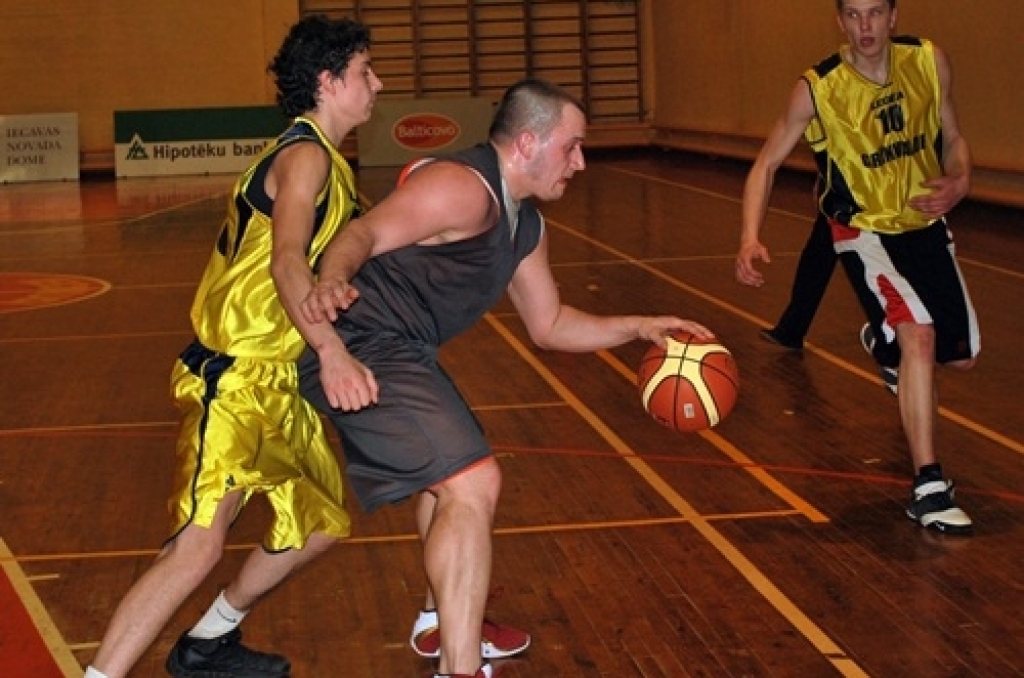 Iecavas basketbola čempionāta finālspēlē trešdien pārliecinoši uzvarēja «Klondaika/Jumis-A», atstājot otrajā vietā pērnā gada čempionus «Ozolu 15».
Iecavas basketbola turnīra noslēguma spēles vēroja teju 400 skatītāju.
Autors: Uldis Varnevičs