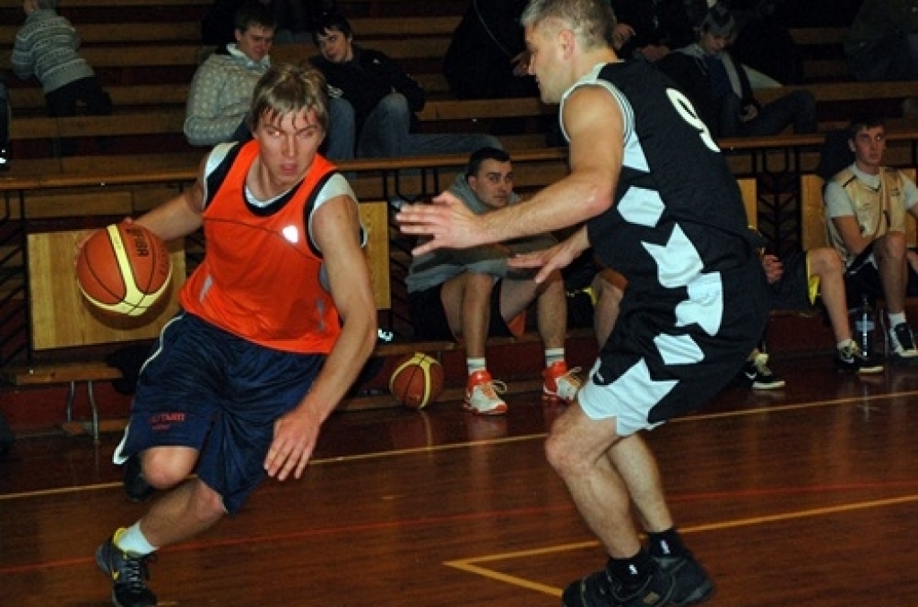 Iecavas basketbola čempionāta finālspēlē trešdien pārliecinoši uzvarēja «Klondaika/Jumis-A», atstājot otrajā vietā pērnā gada čempionus «Ozolu 15».
Iecavas basketbola turnīra noslēguma spēles vēroja teju 400 skatītāju.
Autors: Uldis Varnevičs