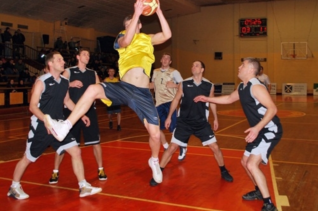 Iecavas basketbola čempionāta finālspēlē trešdien pārliecinoši uzvarēja «Klondaika/Jumis-A», atstājot otrajā vietā pērnā gada čempionus «Ozolu 15».
Iecavas basketbola turnīra noslēguma spēles vēroja teju 400 skatītāju.
Autors: Uldis Varnevičs