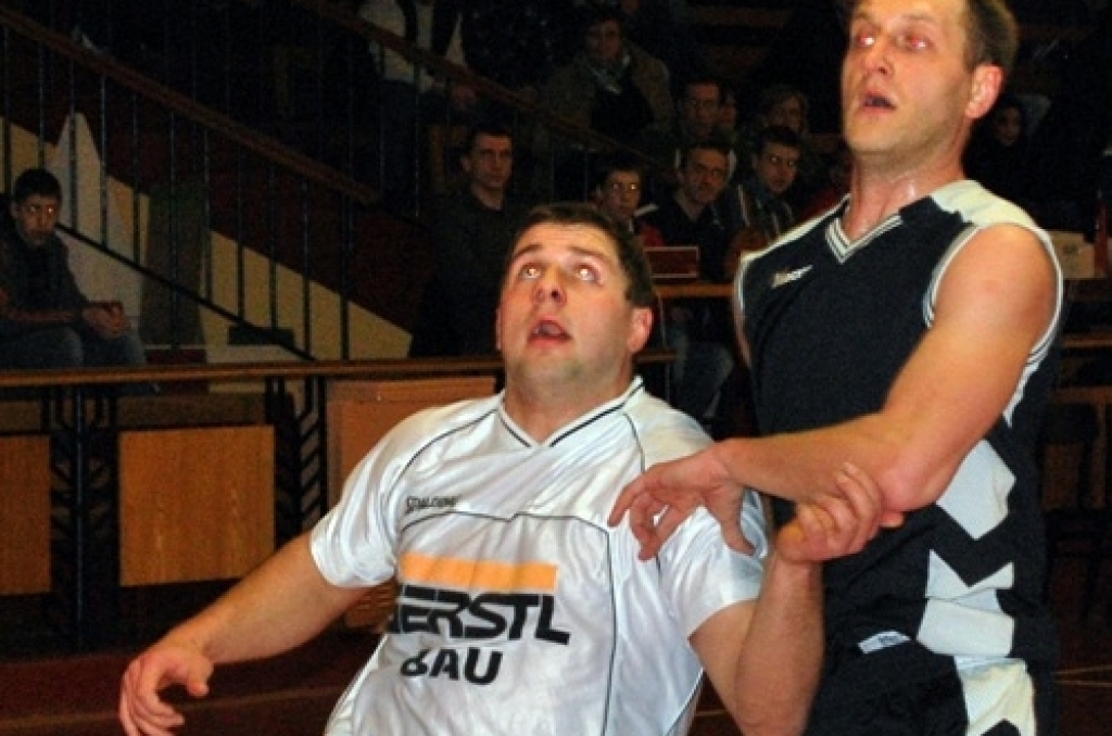 Iecavas basketbola čempionāta finālspēlē trešdien pārliecinoši uzvarēja «Klondaika/Jumis-A», atstājot otrajā vietā pērnā gada čempionus «Ozolu 15».
Iecavas basketbola turnīra noslēguma spēles vēroja teju 400 skatītāju.
Autors: Uldis Varnevičs
