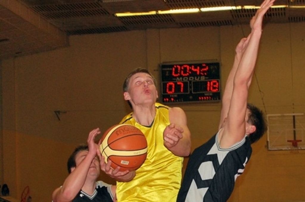 Iecavas basketbola čempionāta finālspēlē trešdien pārliecinoši uzvarēja «Klondaika/Jumis-A», atstājot otrajā vietā pērnā gada čempionus «Ozolu 15».
Iecavas basketbola turnīra noslēguma spēles vēroja teju 400 skatītāju.
Autors: Uldis Varnevičs