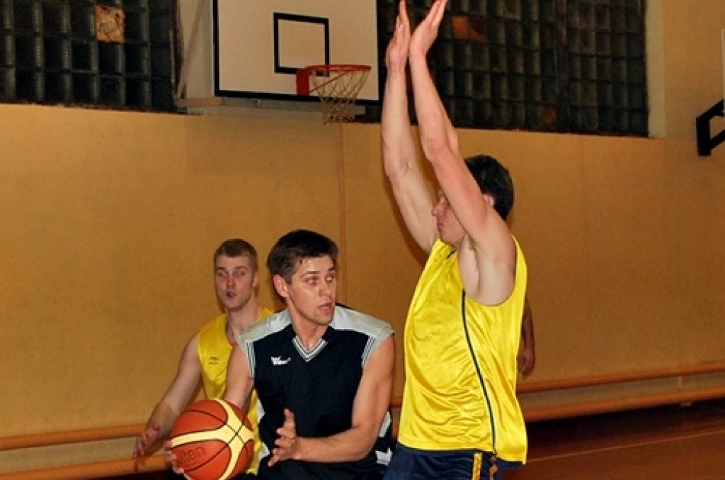Iecavas basketbola čempionāta finālspēlē trešdien pārliecinoši uzvarēja «Klondaika/Jumis-A», atstājot otrajā vietā pērnā gada čempionus «Ozolu 15».
Iecavas basketbola turnīra noslēguma spēles vēroja teju 400 skatītāju.
Autors: Uldis Varnevičs