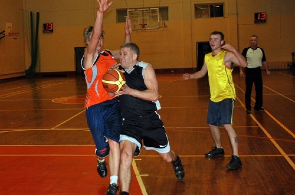 Iecavas basketbola čempionāta finālspēlē trešdien pārliecinoši uzvarēja «Klondaika/Jumis-A», atstājot otrajā vietā pērnā gada čempionus «Ozolu 15».
Iecavas basketbola turnīra noslēguma spēles vēroja teju 400 skatītāju.
Autors: Uldis Varnevičs
