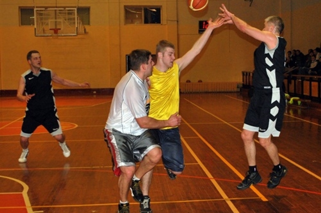 Iecavas basketbola čempionāta finālspēlē trešdien pārliecinoši uzvarēja «Klondaika/Jumis-A», atstājot otrajā vietā pērnā gada čempionus «Ozolu 15».
Iecavas basketbola turnīra noslēguma spēles vēroja teju 400 skatītāju.
Autors: Uldis Varnevičs