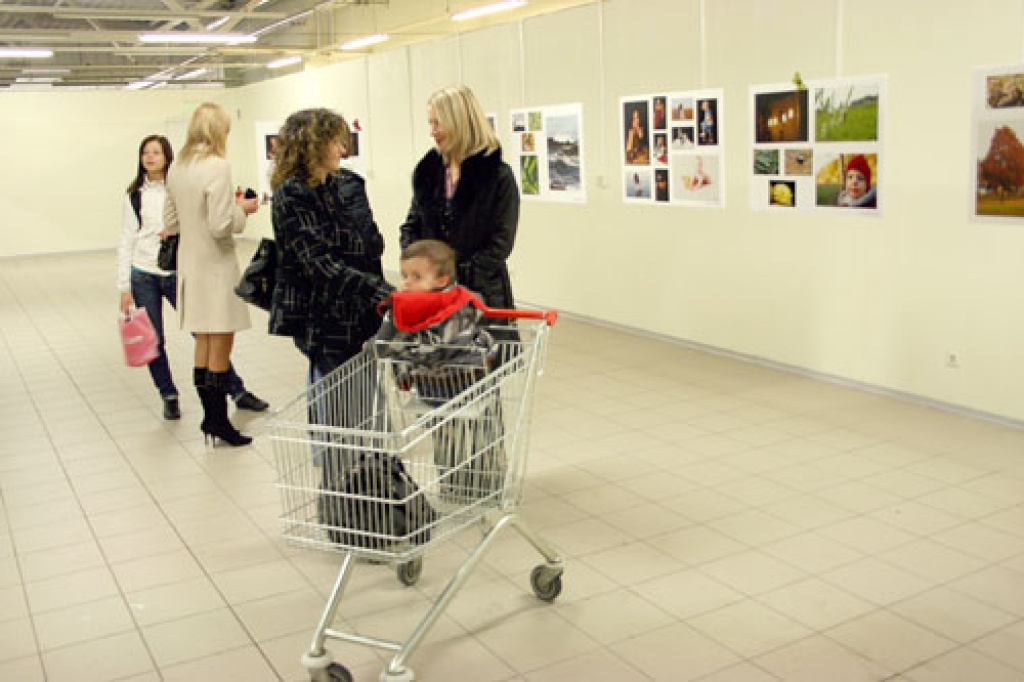 Fotoizstādes «Kad sieviete paskatās uz pasauli...» autores ir tikai dāmas. Viņu darbi līdz 20. martam skatāmi tirdzniecības centrā «Rimi». Bauskas tautas namā daudzveidīgi iemūžinātus mirkļus varēs aplūkot līdz 1. maijam. Izstādēs savu...