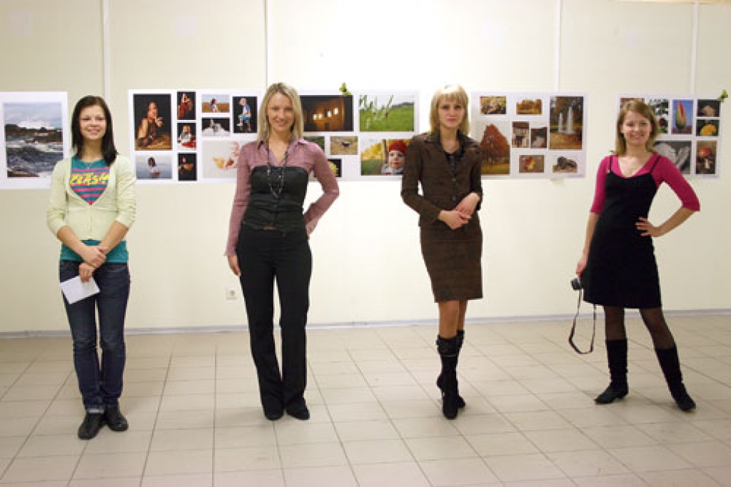 Fotoizstādes «Kad sieviete paskatās uz pasauli...» autores ir tikai dāmas. Viņu darbi līdz 20. martam skatāmi tirdzniecības centrā «Rimi». Bauskas tautas namā daudzveidīgi iemūžinātus mirkļus varēs aplūkot līdz 1. maijam. Izstādēs savu...