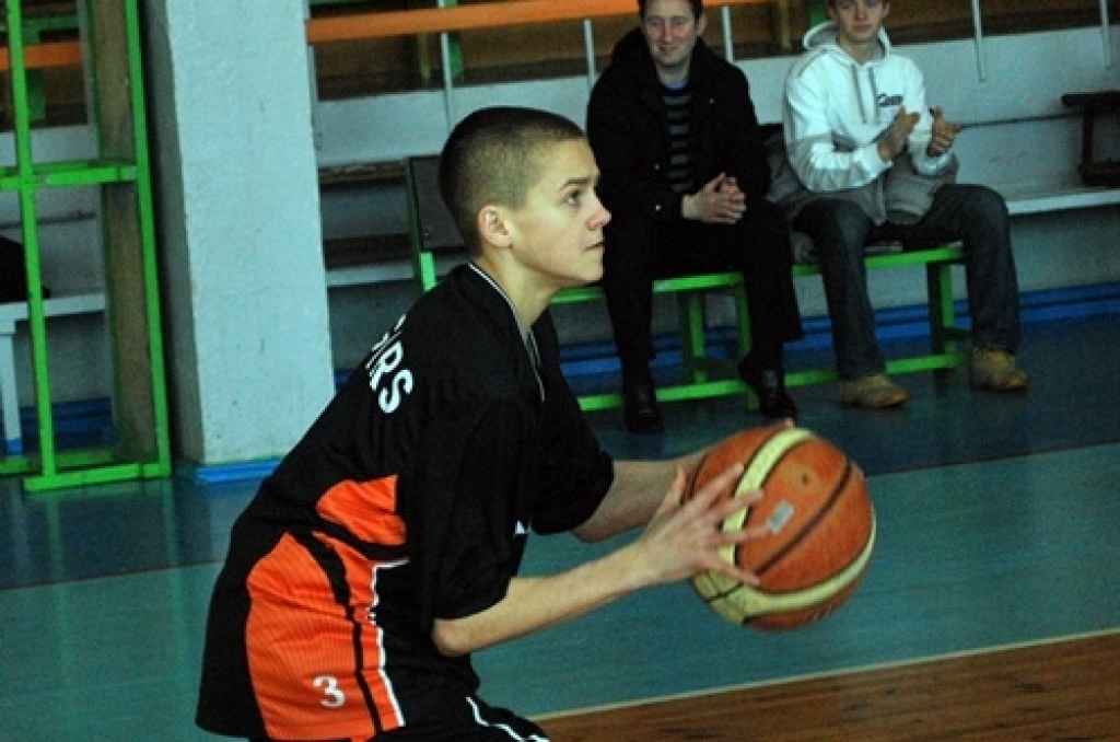 Ar fināla cīņu starp «Ozo» un basketbola kluba «Eva Autonams» komandu sestdien, 6. martā, noslēdzās basketbola kluba (BK) «Bauskas zelta lauvas» kausa izcīņa. Noslēgumā, pārliecinoši uzvarot «Ozo», «Eva Autonams» ieguva kausu. Trešo vietu,...
Autors: Uldis Varnevičs