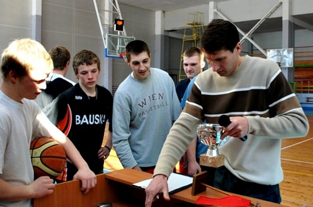 Ar fināla cīņu starp «Ozo» un basketbola kluba «Eva Autonams» komandu sestdien, 6. martā, noslēdzās basketbola kluba (BK) «Bauskas zelta lauvas» kausa izcīņa. Noslēgumā, pārliecinoši uzvarot «Ozo», «Eva Autonams» ieguva kausu. Trešo vietu,...
Autors: Uldis Varnevičs