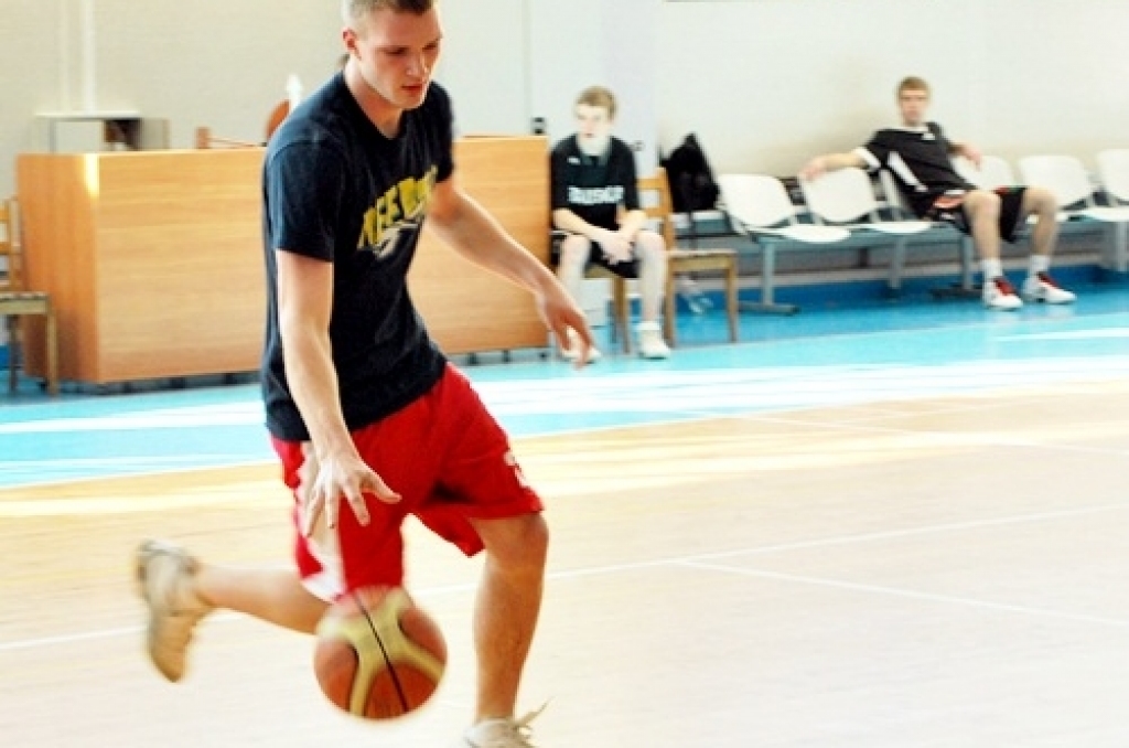 Ar fināla cīņu starp «Ozo» un basketbola kluba «Eva Autonams» komandu sestdien, 6. martā, noslēdzās basketbola kluba (BK) «Bauskas zelta lauvas» kausa izcīņa. Noslēgumā, pārliecinoši uzvarot «Ozo», «Eva Autonams» ieguva kausu. Trešo vietu,...
Autors: Uldis Varnevičs