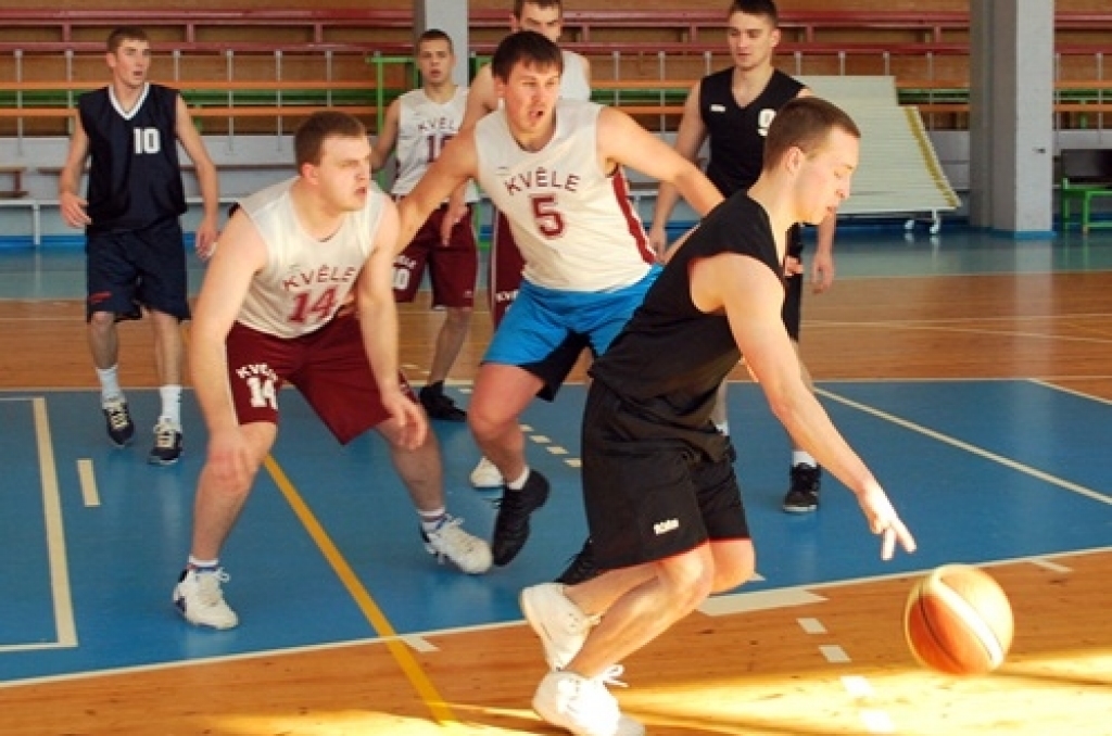 Ar fināla cīņu starp «Ozo» un basketbola kluba «Eva Autonams» komandu sestdien, 6. martā, noslēdzās basketbola kluba (BK) «Bauskas zelta lauvas» kausa izcīņa. Noslēgumā, pārliecinoši uzvarot «Ozo», «Eva Autonams» ieguva kausu. Trešo vietu,...
Autors: Uldis Varnevičs