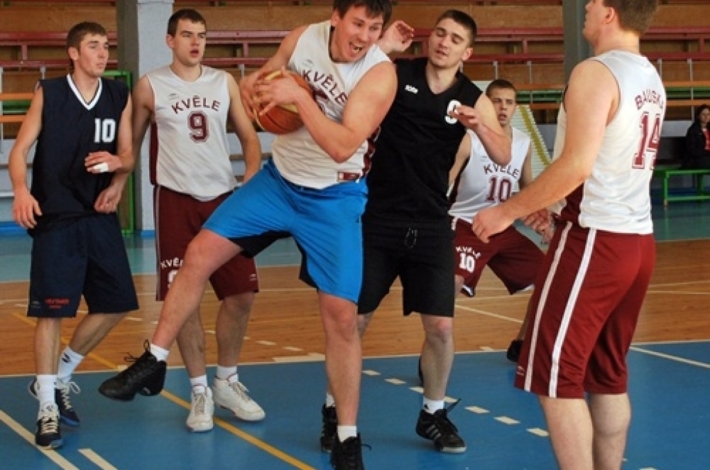 Ar fināla cīņu starp «Ozo» un basketbola kluba «Eva Autonams» komandu sestdien, 6. martā, noslēdzās basketbola kluba (BK) «Bauskas zelta lauvas» kausa izcīņa. Noslēgumā, pārliecinoši uzvarot «Ozo», «Eva Autonams» ieguva kausu. Trešo vietu,...
Autors: Uldis Varnevičs