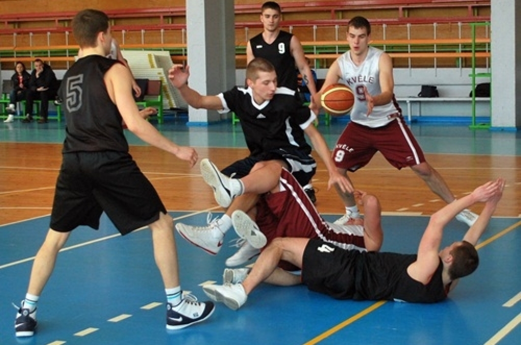 Ar fināla cīņu starp «Ozo» un basketbola kluba «Eva Autonams» komandu sestdien, 6. martā, noslēdzās basketbola kluba (BK) «Bauskas zelta lauvas» kausa izcīņa. Noslēgumā, pārliecinoši uzvarot «Ozo», «Eva Autonams» ieguva kausu. Trešo vietu,...
Autors: Uldis Varnevičs