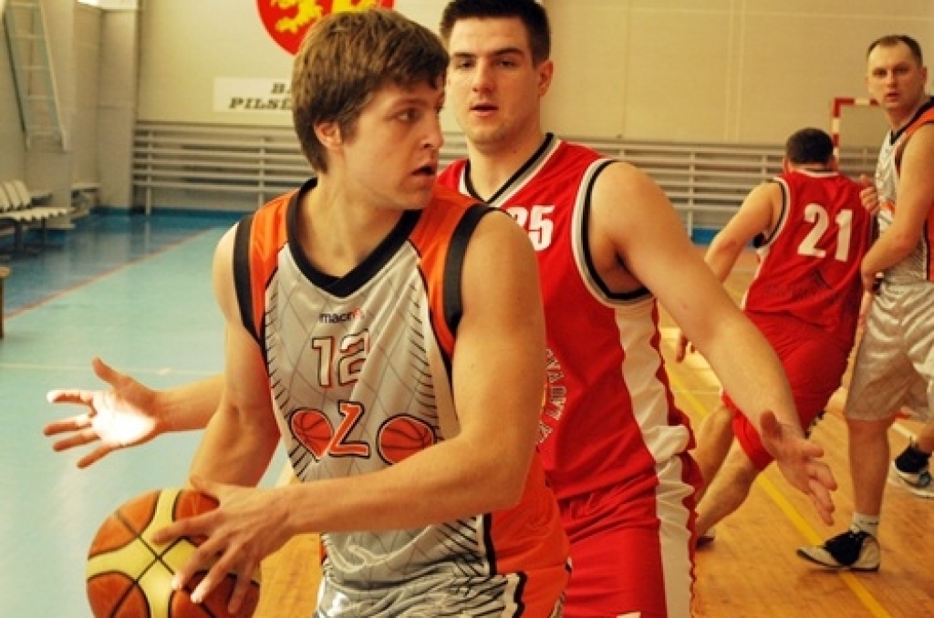 Ar fināla cīņu starp «Ozo» un basketbola kluba «Eva Autonams» komandu sestdien, 6. martā, noslēdzās basketbola kluba (BK) «Bauskas zelta lauvas» kausa izcīņa. Noslēgumā, pārliecinoši uzvarot «Ozo», «Eva Autonams» ieguva kausu. Trešo vietu,...
Autors: Uldis Varnevičs