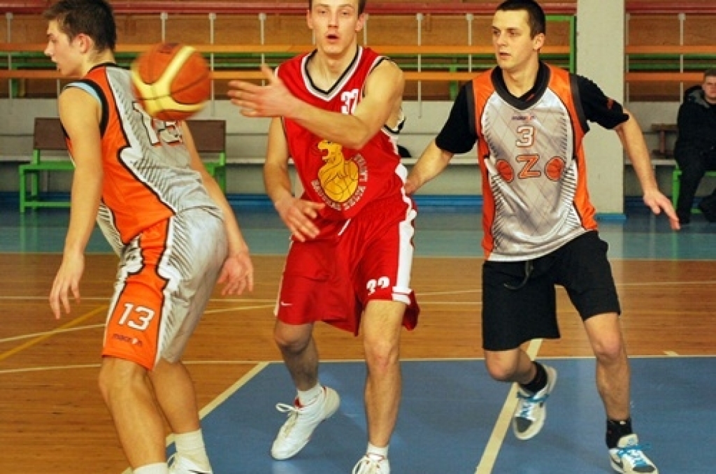 Ar fināla cīņu starp «Ozo» un basketbola kluba «Eva Autonams» komandu sestdien, 6. martā, noslēdzās basketbola kluba (BK) «Bauskas zelta lauvas» kausa izcīņa. Noslēgumā, pārliecinoši uzvarot «Ozo», «Eva Autonams» ieguva kausu. Trešo vietu,...
Autors: Uldis Varnevičs