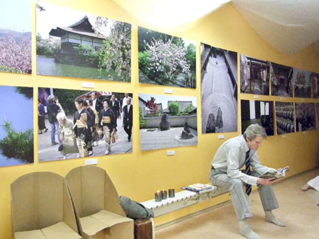 Rundāles novada jaunajā zālē 26. februārī atklāja Armanda Pundura fotoizstādi «Japānas ķiršu dārzi ziedēšanas laikā». Teātra studijas «Savējie» jaunieši lasīja Margaritas Putniņas haikas «Sniega orhideja» no poētiskās grāmatas «Sniegs»....