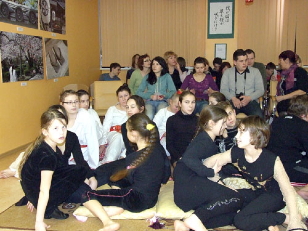 Rundāles novada jaunajā zālē 26. februārī atklāja Armanda Pundura fotoizstādi «Japānas ķiršu dārzi ziedēšanas laikā». Teātra studijas «Savējie» jaunieši lasīja Margaritas Putniņas haikas «Sniega orhideja» no poētiskās grāmatas «Sniegs»....
