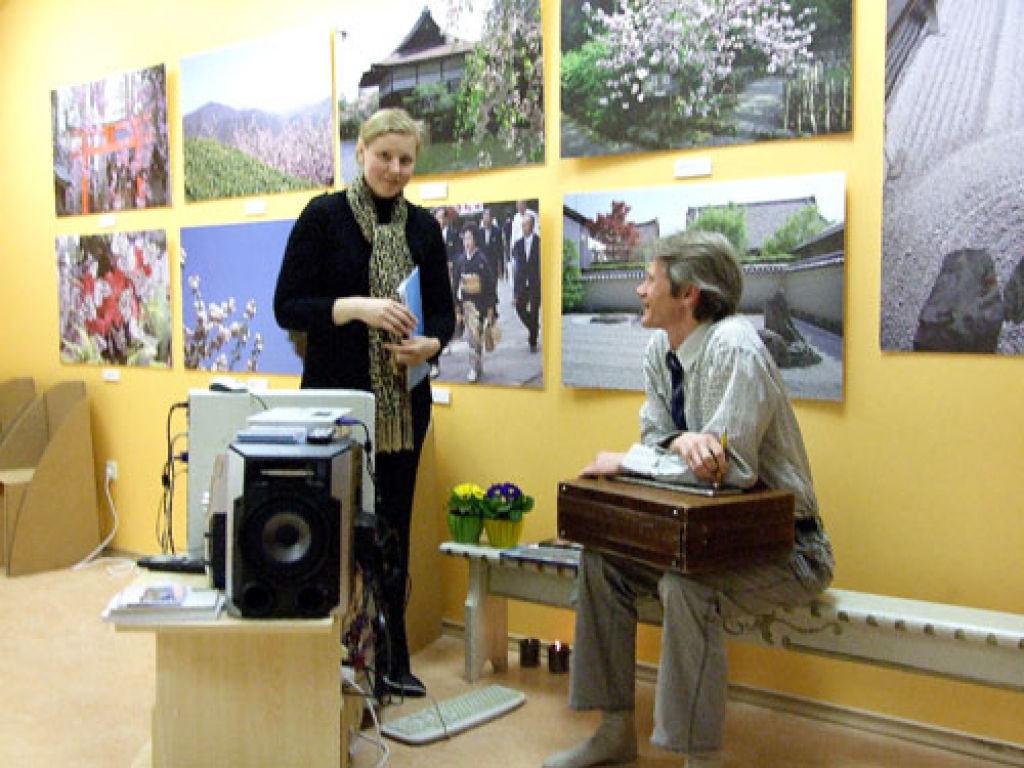 Rundāles novada jaunajā zālē 26. februārī atklāja Armanda Pundura fotoizstādi «Japānas ķiršu dārzi ziedēšanas laikā». Teātra studijas «Savējie» jaunieši lasīja Margaritas Putniņas haikas «Sniega orhideja» no poētiskās grāmatas «Sniegs»....