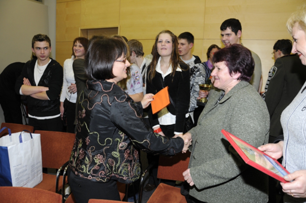Laikraksta «Diena» rīkotā devīto klašu skolēnu erudīcijas konkursa «Kas notiek?» uzvarētāju apbalvošana Rīgā «Swedbank» centrālā biroja ēkā «Saules akmenī» ritēja visu 26. februāri. Apbalvoto pulkā – Ceraukstes pagasta Griķu pamatskolas 9....
Autors: Ivars Bogdanovs