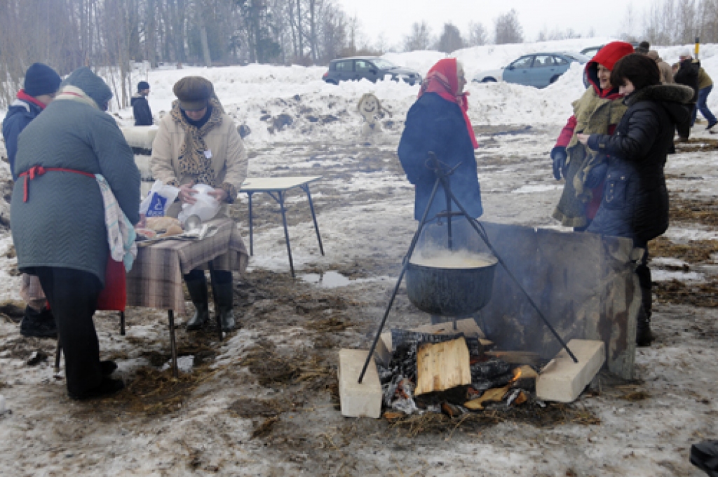 Valles pagastā nostiprinās jauna tradīcija – ledus un sniega diena. 28. februārī «Zvanītāju Bukās» vietējie ļaudis un daži skaistkalnieši rādīja prasmi veidot tēlus no ledus un sniega. Izdevās interesanti. Tās bija jaukas stundas gan darbu...
Autors: Ivars Bogdanovs