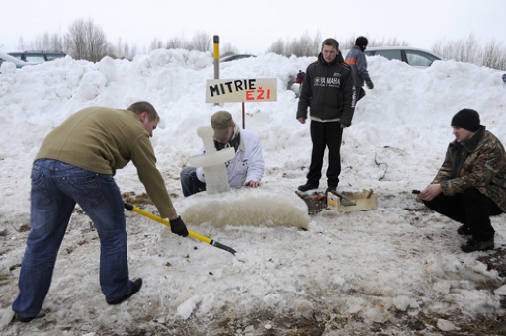 Valles pagastā nostiprinās jauna tradīcija – ledus un sniega diena. 28. februārī «Zvanītāju Bukās» vietējie ļaudis un daži skaistkalnieši rādīja prasmi veidot tēlus no ledus un sniega. Izdevās interesanti. Tās bija jaukas stundas gan darbu...
Autors: Ivars Bogdanovs