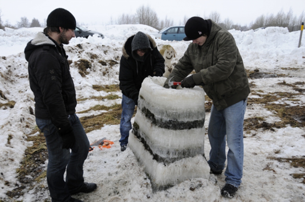 Valles pagastā nostiprinās jauna tradīcija – ledus un sniega diena. 28. februārī «Zvanītāju Bukās» vietējie ļaudis un daži skaistkalnieši rādīja prasmi veidot tēlus no ledus un sniega. Izdevās interesanti. Tās bija jaukas stundas gan darbu...
Autors: Ivars Bogdanovs