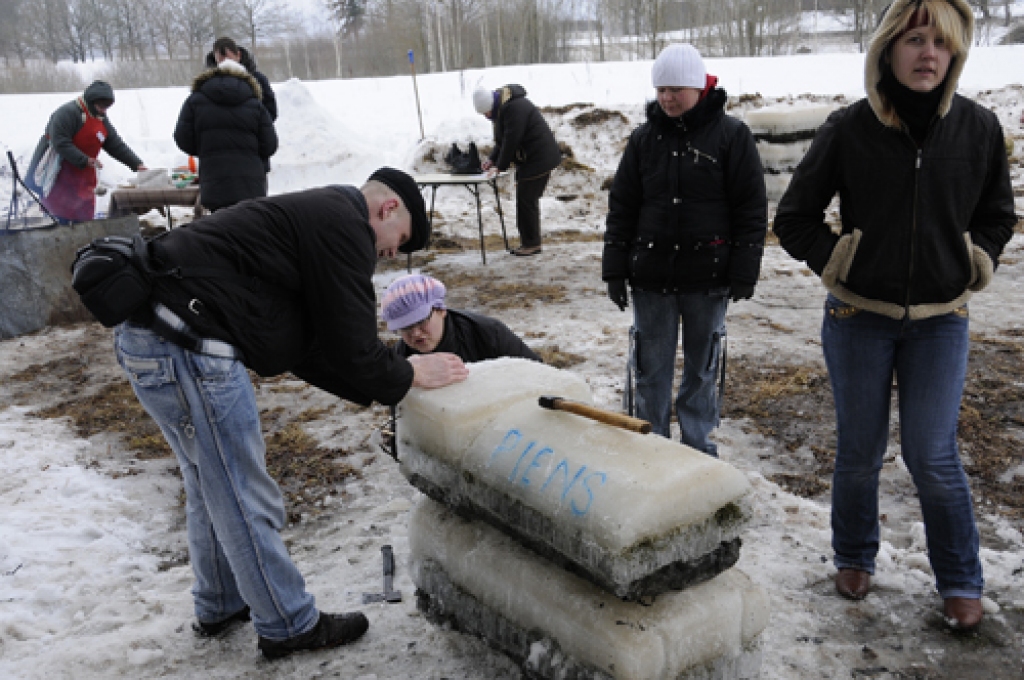 Valles pagastā nostiprinās jauna tradīcija – ledus un sniega diena. 28. februārī «Zvanītāju Bukās» vietējie ļaudis un daži skaistkalnieši rādīja prasmi veidot tēlus no ledus un sniega. Izdevās interesanti. Tās bija jaukas stundas gan darbu...
Autors: Ivars Bogdanovs