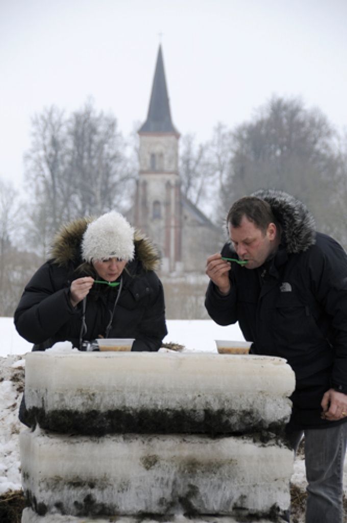 Valles pagastā nostiprinās jauna tradīcija – ledus un sniega diena. 28. februārī «Zvanītāju Bukās» vietējie ļaudis un daži skaistkalnieši rādīja prasmi veidot tēlus no ledus un sniega. Izdevās interesanti. Tās bija jaukas stundas gan darbu...
Autors: Ivars Bogdanovs