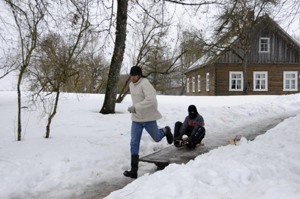 Valles pagastā nostiprinās jauna tradīcija – ledus un sniega diena. 28. februārī «Zvanītāju Bukās» vietējie ļaudis un daži skaistkalnieši rādīja prasmi veidot tēlus no ledus un sniega. Izdevās interesanti. Tās bija jaukas stundas gan darbu...
Autors: Ivars Bogdanovs
