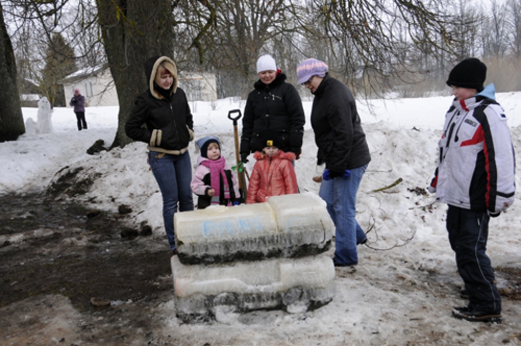 Valles pagastā nostiprinās jauna tradīcija – ledus un sniega diena. 28. februārī «Zvanītāju Bukās» vietējie ļaudis un daži skaistkalnieši rādīja prasmi veidot tēlus no ledus un sniega. Izdevās interesanti. Tās bija jaukas stundas gan darbu...
Autors: Ivars Bogdanovs
