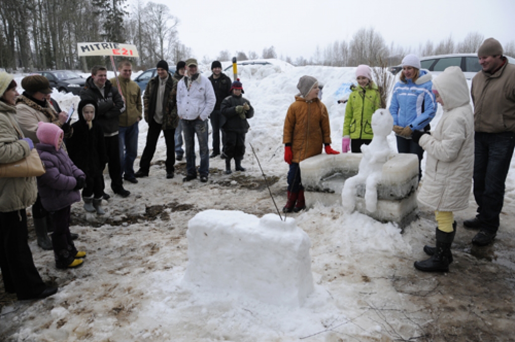 Valles pagastā nostiprinās jauna tradīcija – ledus un sniega diena. 28. februārī «Zvanītāju Bukās» vietējie ļaudis un daži skaistkalnieši rādīja prasmi veidot tēlus no ledus un sniega. Izdevās interesanti. Tās bija jaukas stundas gan darbu...
Autors: Ivars Bogdanovs