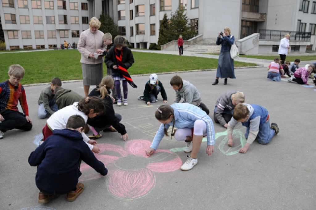 Jauku pasākumu piepildītas dienas aizvadītas Gailīšu pagasta Uzvaras vidusskolā. Otrdien, 27. aprīlī, bija pasākums sākumskolas klasēm. 6.b klases audzēkņi organizēja un vadīja dažādas atrakcijas. Skolas pagalmā ar krītiņiem viņi zīmēja...
Autors: Juris Iļņickis