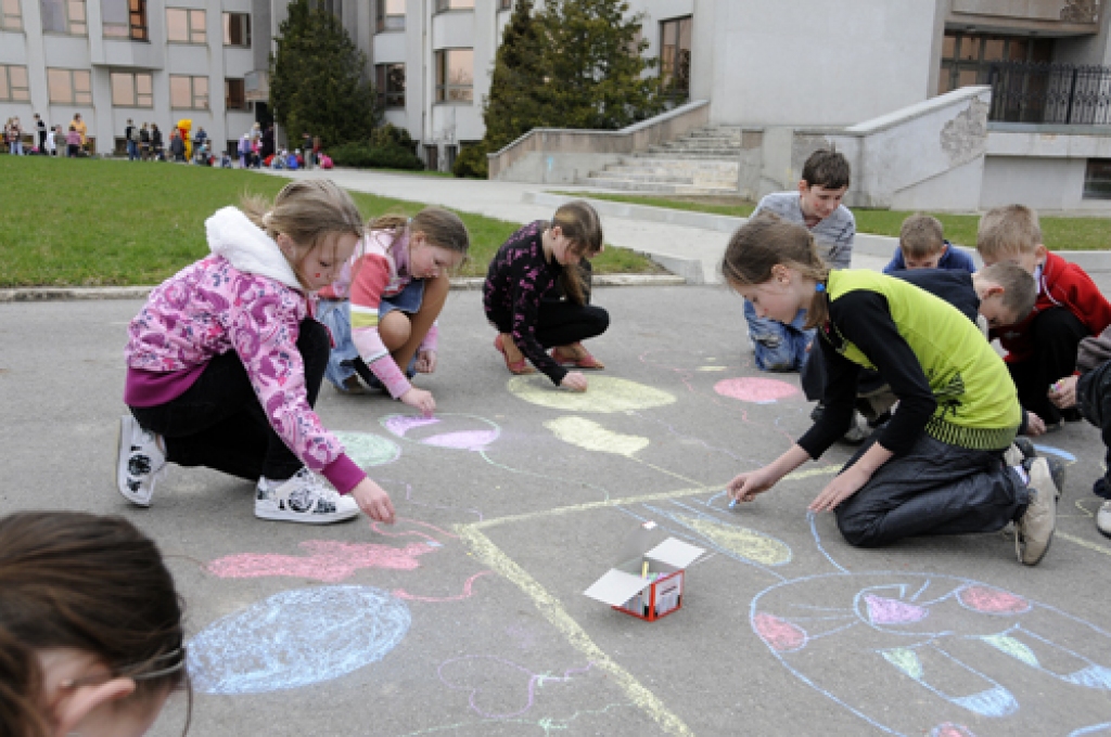 Jauku pasākumu piepildītas dienas aizvadītas Gailīšu pagasta Uzvaras vidusskolā. Otrdien, 27. aprīlī, bija pasākums sākumskolas klasēm. 6.b klases audzēkņi organizēja un vadīja dažādas atrakcijas. Skolas pagalmā ar krītiņiem viņi zīmēja...
Autors: Juris Iļņickis