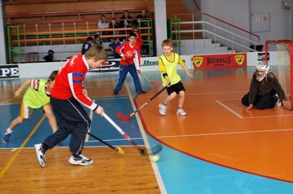 Bauskas novada sacensībās florbolā 1997./98 dzimušiem skolēniem piedalījās komandas arī no citiem novadiem - Rundāles un Vecumnieku. Līdz šim ierastajās puišu sacensībās bija ieradusies arī meiteņu komandu no Misas vidusskolas. Bet kārtējo...
Autors: Uldis Varnevičs