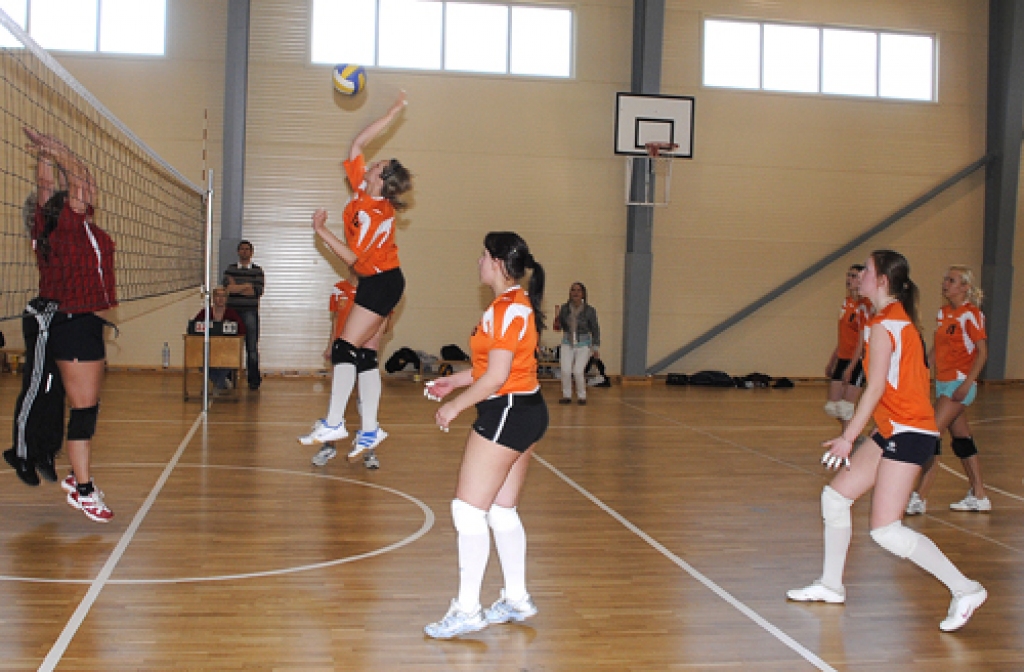 Codes pamatskolas sporta zālē 25. aprīlī četras sieviešu volejbola komandas sīvi cīnījās par Bauskas novada atklātā čempionāta medaļām. Bija gana emociju un pārdzīvojumu. Ar uzvarētāju zelta godalgām mājās aizbrauca Vecumnieku novada pirmā...
Autors: Juris Iļņickis
