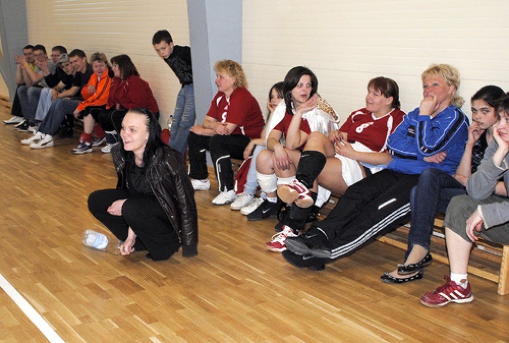 Codes pamatskolas sporta zālē 25. aprīlī četras sieviešu volejbola komandas sīvi cīnījās par Bauskas novada atklātā čempionāta medaļām. Bija gana emociju un pārdzīvojumu. Ar uzvarētāju zelta godalgām mājās aizbrauca Vecumnieku novada pirmā...
Autors: Juris Iļņickis