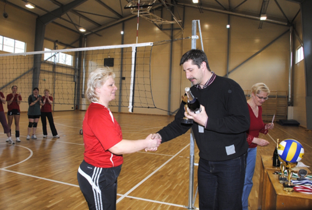 Codes pamatskolas sporta zālē 25. aprīlī četras sieviešu volejbola komandas sīvi cīnījās par Bauskas novada atklātā čempionāta medaļām. Bija gana emociju un pārdzīvojumu. Ar uzvarētāju zelta godalgām mājās aizbrauca Vecumnieku novada pirmā...
Autors: Juris Iļņickis