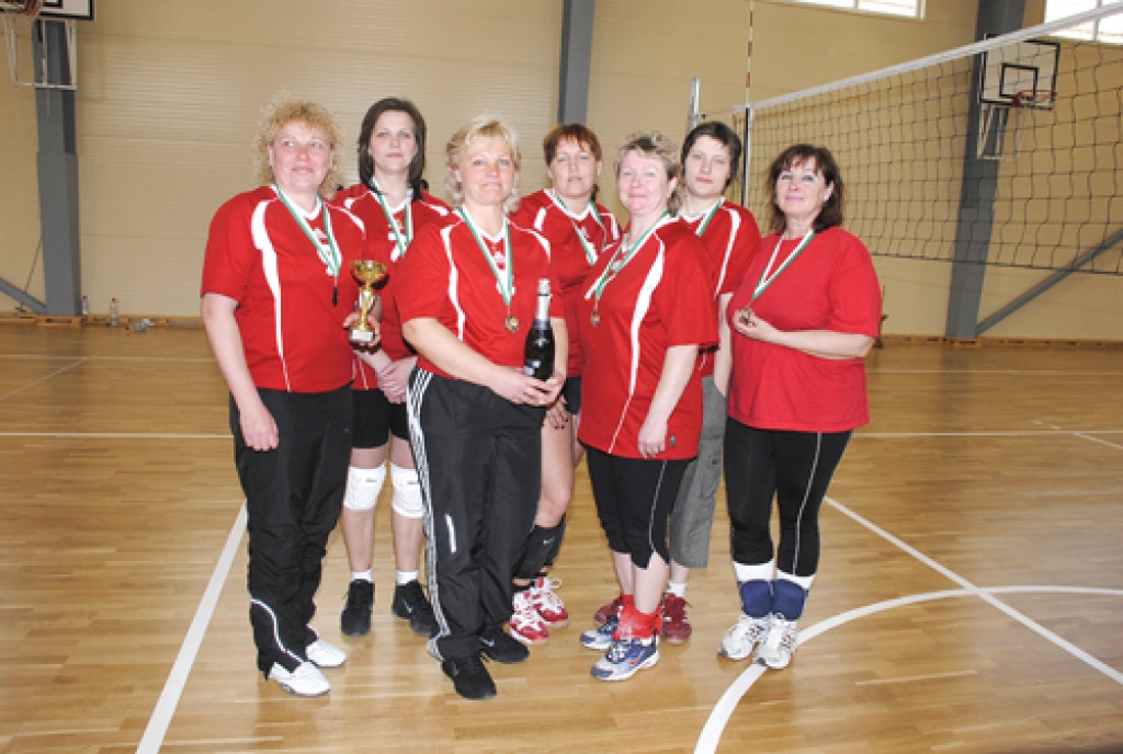 Codes pamatskolas sporta zālē 25. aprīlī četras sieviešu volejbola komandas sīvi cīnījās par Bauskas novada atklātā čempionāta medaļām. Bija gana emociju un pārdzīvojumu. Ar uzvarētāju zelta godalgām mājās aizbrauca Vecumnieku novada pirmā...
Autors: Juris Iļņickis