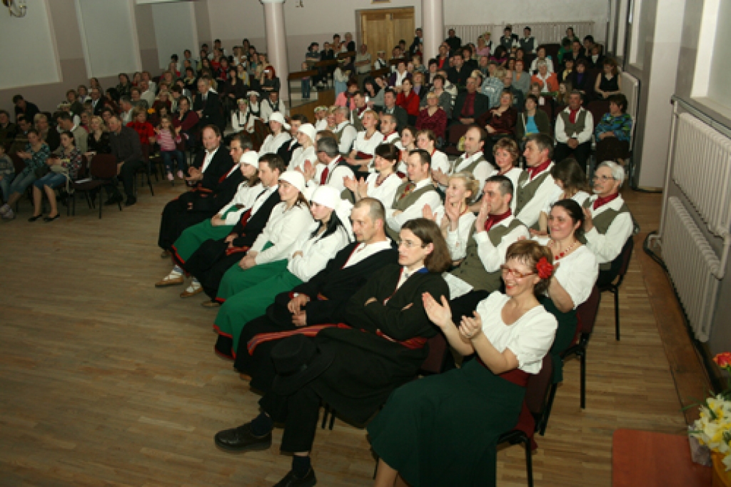 Vidējās paaudzes deju kopa «Biguļi» 24. aprīļa vakarā Bauskas tautas namā svinēja 30 gadu jubileju. Kolektīva vēstures lappuses «pāršķīra» kultūras darbinieks no Īslīces, bijušais dejotājs Roberts Trinskis. Koncertā piedalījās «Biguļu»...