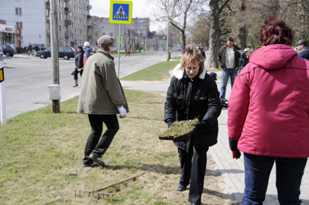 Sestdien pulksten 9 starts tika dots Lielās talkas aktivitātēm arī mūspuses novados. «Bauskas Dzīve» pārliecinājās, ka , par spīti mākoņiem un lietum, kas laiku pa laikam pārsteidza Lielās talkas dalībniekus, talkotāju netrūka visās...
Autors: Ivars Bogdanovs