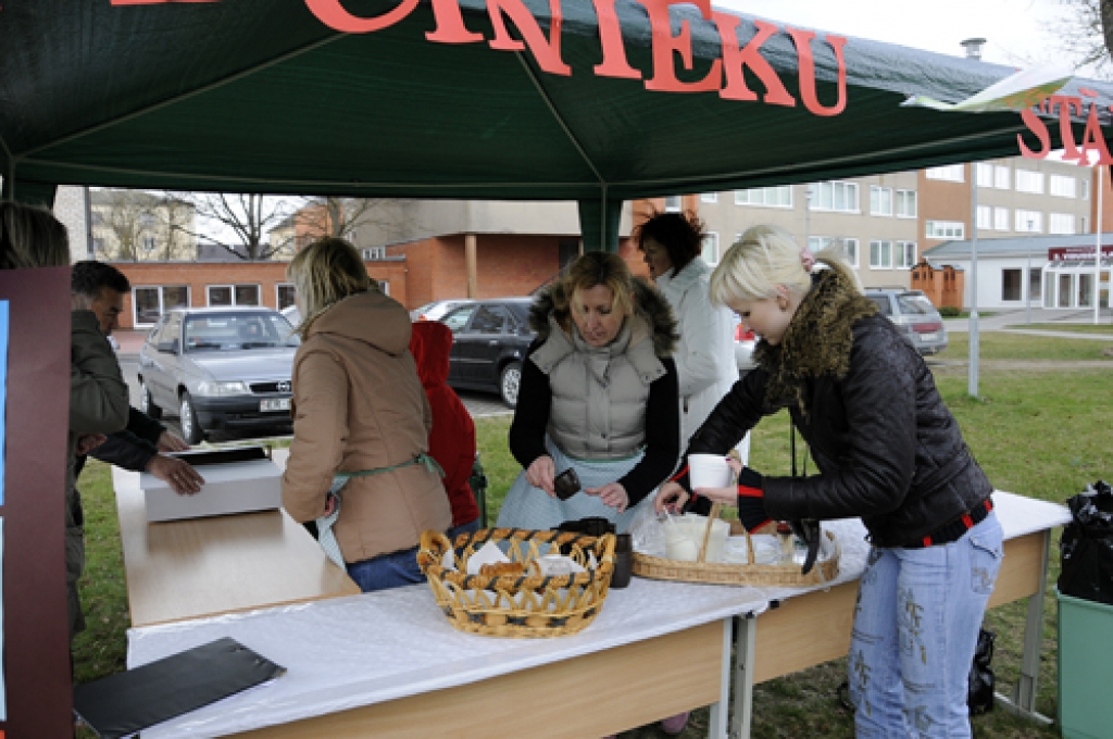 Sestdien pulksten 9 starts tika dots Lielās talkas aktivitātēm arī mūspuses novados. «Bauskas Dzīve» pārliecinājās, ka , par spīti mākoņiem un lietum, kas laiku pa laikam pārsteidza Lielās talkas dalībniekus, talkotāju netrūka visās...
Autors: Ivars Bogdanovs