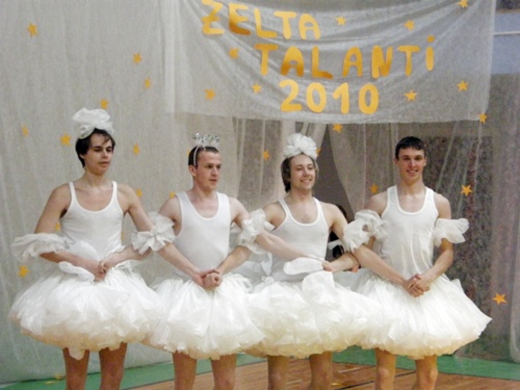 Īslīces vidusskolā 22. aprīlī notika konkurss «Zelta talanti 2010», kurā bērni un jaunieši demonstrēja savas prasmes tēlotājmākslā, rokdarbos, mūzikas instrumentu spēlē, dziedāšanā, dejošanā un akrobātikā. Kopumā bija 23 priekšnesumi un...