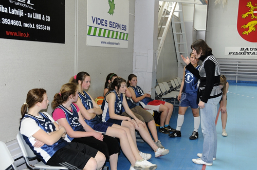 Bauskas jaunās basketbolistes un Mežotnes volejbolisti sporta namā «Mēmele» 21. aprīlī sacentās ar viesiem, kaimiņvalsts Lietuvas Jonišķu sportistiem. Tā bija jaunatnes pirmā sportiskā vizīte, kurai aizmetņi rodami gandrīz pirms gadiem...
Autors: Ivars Bogdanovs