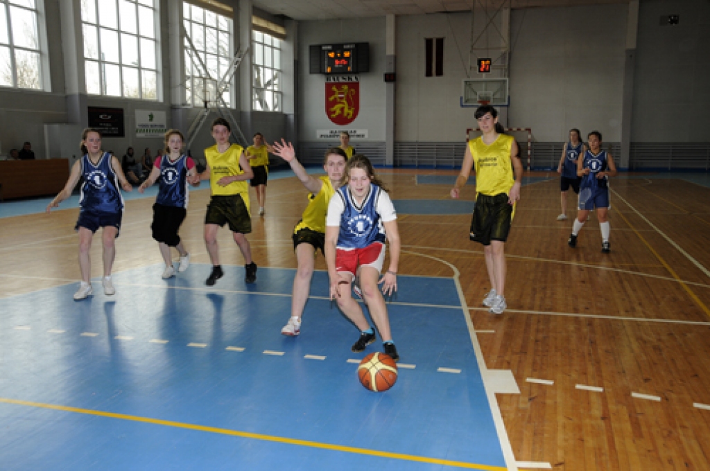 Bauskas jaunās basketbolistes un Mežotnes volejbolisti sporta namā «Mēmele» 21. aprīlī sacentās ar viesiem, kaimiņvalsts Lietuvas Jonišķu sportistiem. Tā bija jaunatnes pirmā sportiskā vizīte, kurai aizmetņi rodami gandrīz pirms gadiem...
Autors: Ivars Bogdanovs