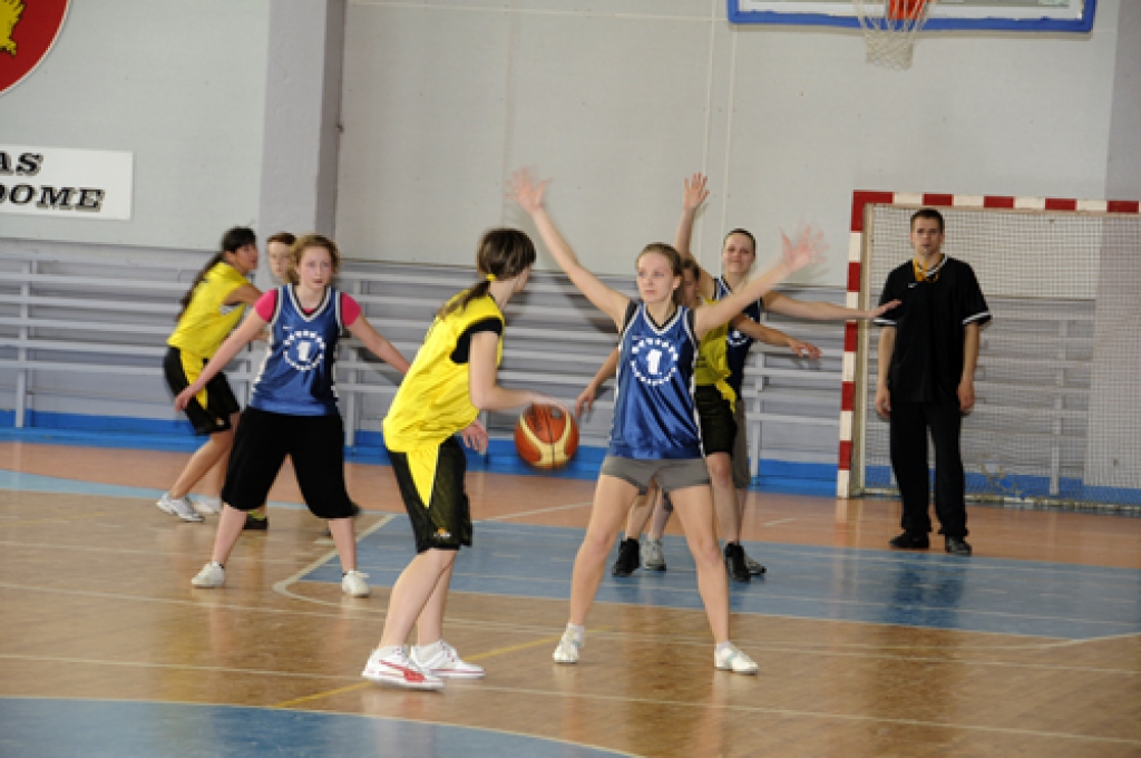 Bauskas jaunās basketbolistes un Mežotnes volejbolisti sporta namā «Mēmele» 21. aprīlī sacentās ar viesiem, kaimiņvalsts Lietuvas Jonišķu sportistiem. Tā bija jaunatnes pirmā sportiskā vizīte, kurai aizmetņi rodami gandrīz pirms gadiem...
Autors: Ivars Bogdanovs