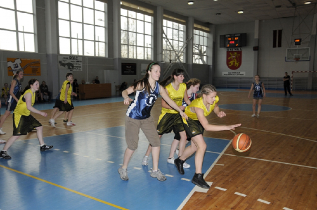 Bauskas jaunās basketbolistes un Mežotnes volejbolisti sporta namā «Mēmele» 21. aprīlī sacentās ar viesiem, kaimiņvalsts Lietuvas Jonišķu sportistiem. Tā bija jaunatnes pirmā sportiskā vizīte, kurai aizmetņi rodami gandrīz pirms gadiem...
Autors: Ivars Bogdanovs