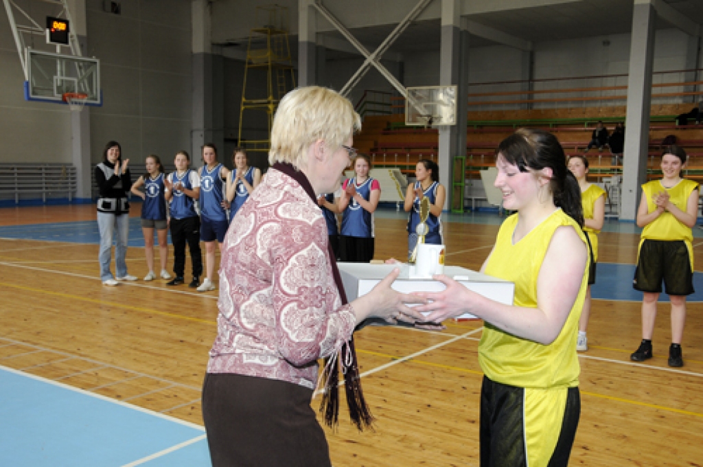 Bauskas jaunās basketbolistes un Mežotnes volejbolisti sporta namā «Mēmele» 21. aprīlī sacentās ar viesiem, kaimiņvalsts Lietuvas Jonišķu sportistiem. Tā bija jaunatnes pirmā sportiskā vizīte, kurai aizmetņi rodami gandrīz pirms gadiem...
Autors: Ivars Bogdanovs
