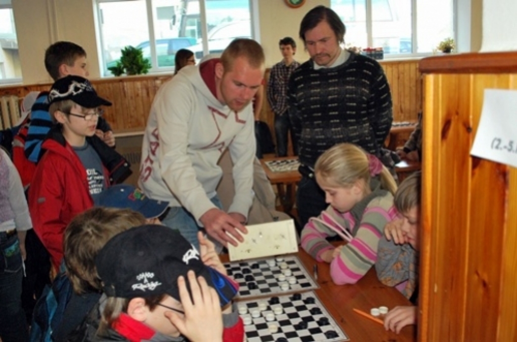 126 dalībnieki piedalījās Latvijas Republikas mācību iestāžu 63. spartakiādes finālturnīrā dambretē, kurš notika 17. aprīlī Bauskā. 10. – 12. klašu grupā zelta medaļas izcīnīja Bauskas 1. vidusskolas meitenes. Bauskas 1. vidusskolas puišu...
Autors: Uldis Varnevičs