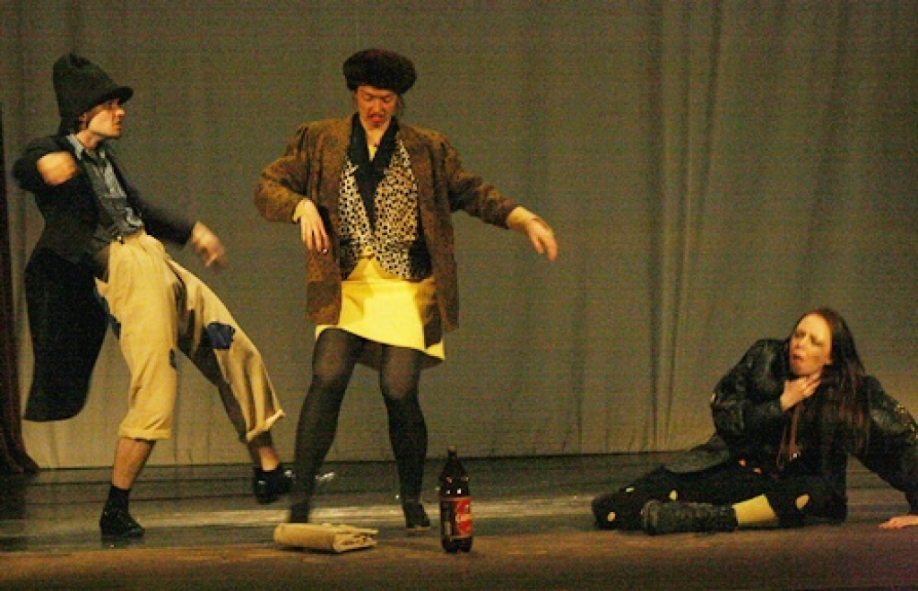 Bauskā skatītājus iepriecināja deju sarīkojums «Ziedu nakts». Deju grupa «Jasmīna», svinot piecu gadu jubileju, skatītājiem par prieku bija uzaicinājusi arī viesmāksliniekus no Rīgas. Kopā ar vietējiem 17. aprīlī uz Bauskas tautas nama...