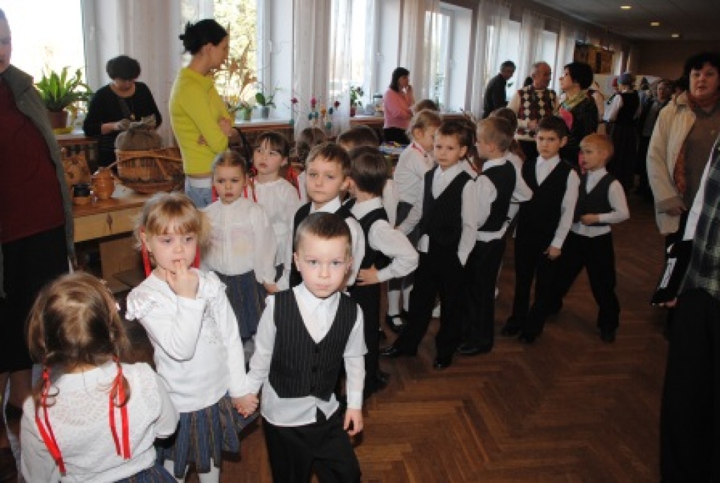 Ar pūtēju orķestri, latviešu un lietuviešu tautasdziesmām un dejām Bauskas novada Īslīces kultūras namā 4. aprīlī ieskandināja, iedancoja un iešūpoja Lieldienas. Starptautiskā pārrobežu sadarbības projekta «Zemgales tradīcijas» kopkoncertā...
Autors: Juris Iļņickis